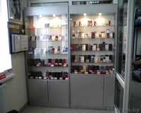 Продаю 4 витрины, рабочий стол и тумбочку очень б/у. См. фото.  - Изображение #3, Объявление #129118