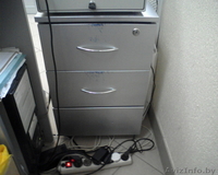 Продаю 4 витрины, рабочий стол и тумбочку очень б/у. См. фото.  - Изображение #4, Объявление #129118