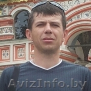 Сантехник с инстументом и авто