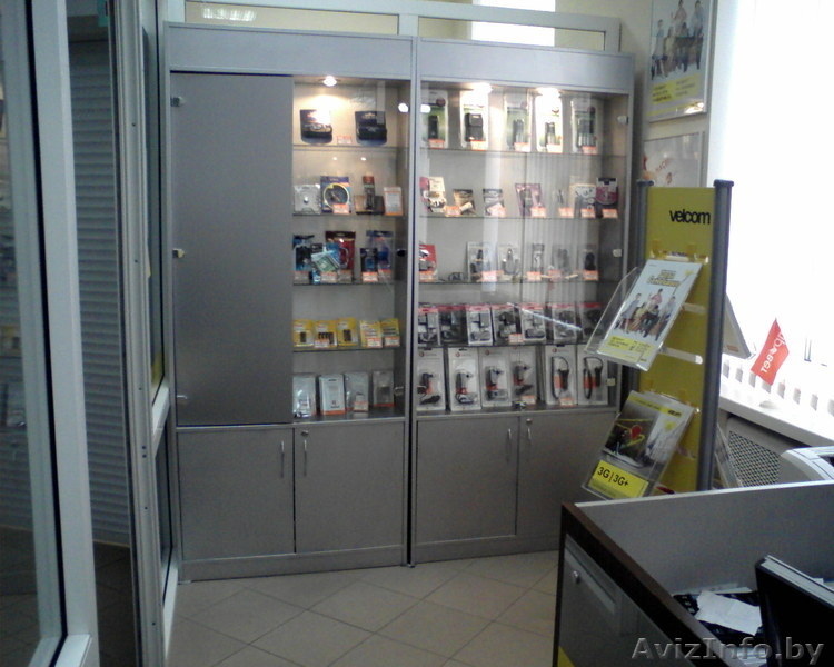 Продаю 4 витрины, рабочий стол и тумбочку очень б/у. См. фото.  - Изображение #2, Объявление #129118