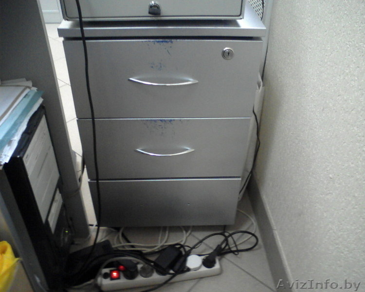 Продаю 4 витрины, рабочий стол и тумбочку очень б/у. См. фото.  - Изображение #4, Объявление #129118